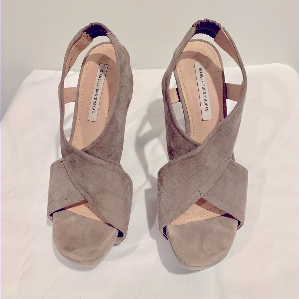 Diane Von Furstenberg Suede 4 3/4” Heel; size 7